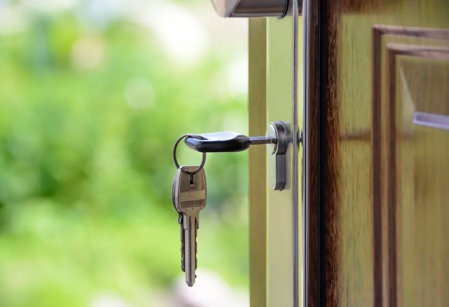black-handled-key-on-key-hole