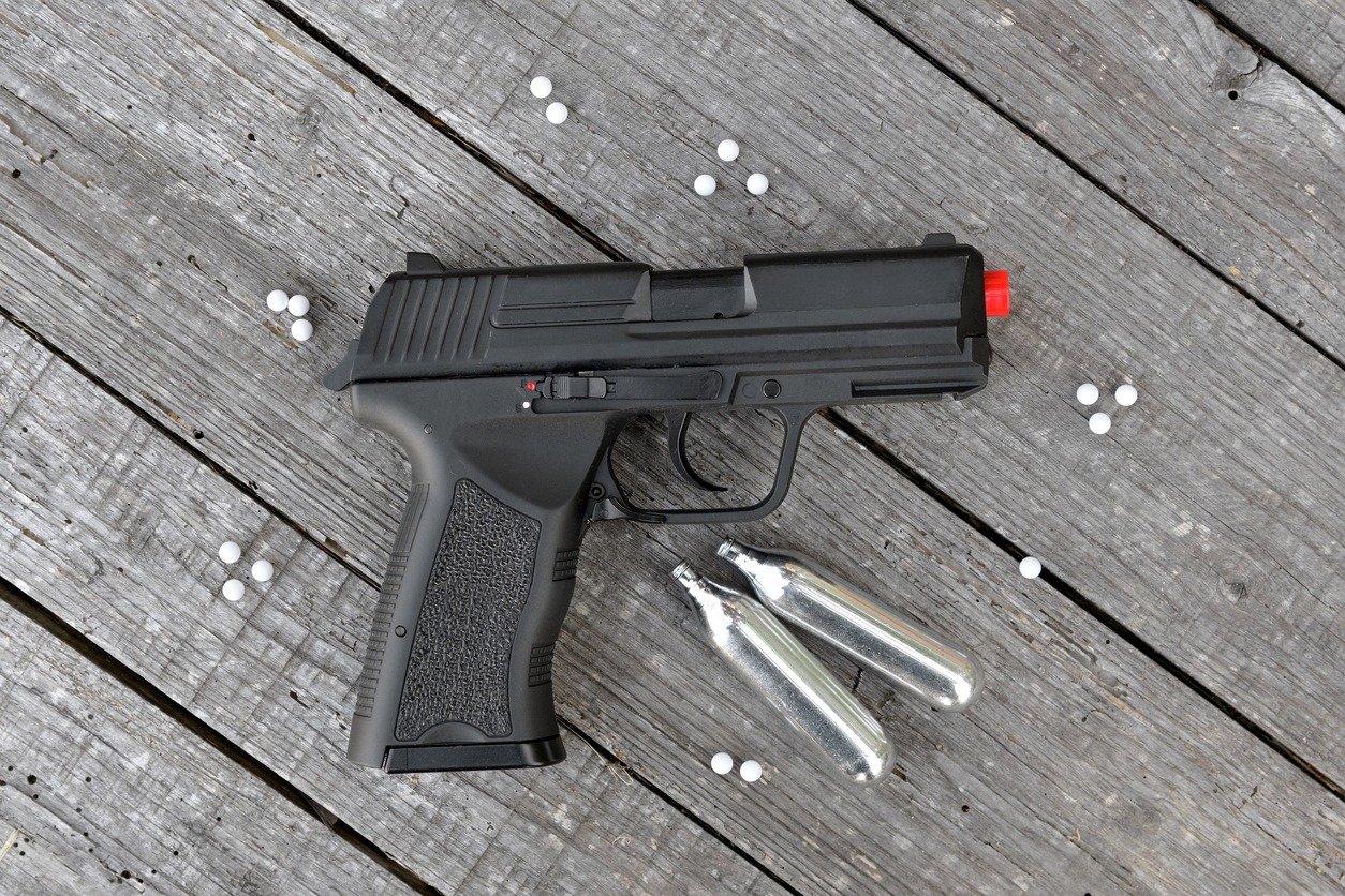 airsoft gun with gas canister