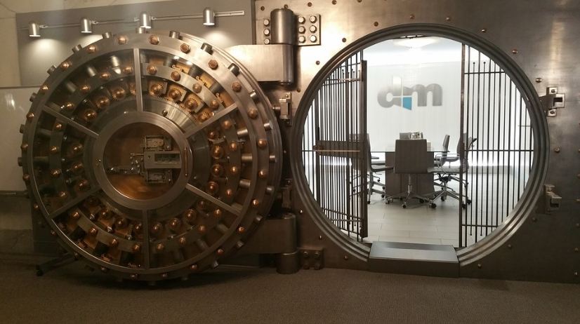 bank-vault-circular-steel-door-door-with-many-locks